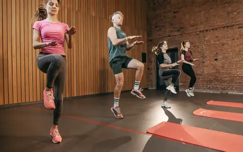 Groupe en séance de cardio collective dans une salle